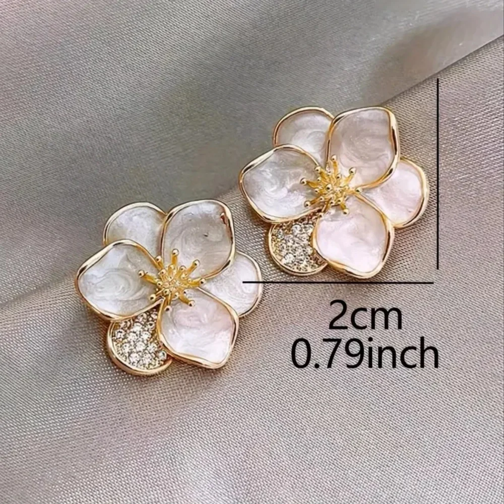 🌸GoldTone Polychrome White Hibiscus Flower Post Back Earrings